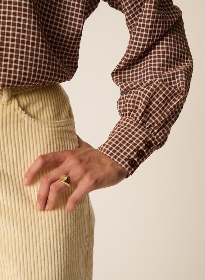 Blouse Des Petits Hauts Sulvia nouée au cou à carreaux brun cognac