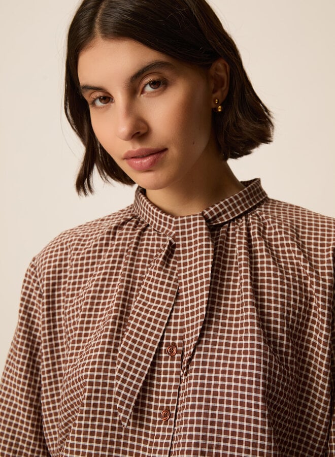 Blouse Des Petits Hauts Sulvia nouée au cou à carreaux brun cognac