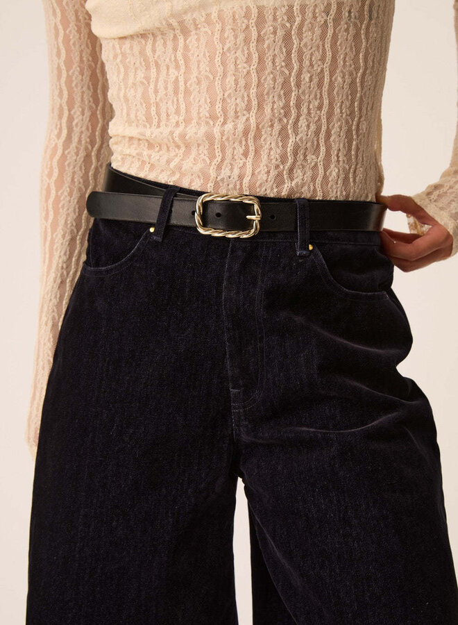 Ceinture Des Petits Hauts Naomi en cuir noir avec boucle torsadée dorée