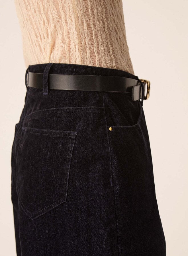 Ceinture Des Petits Hauts Naomi en cuir noir avec boucle torsadée dorée
