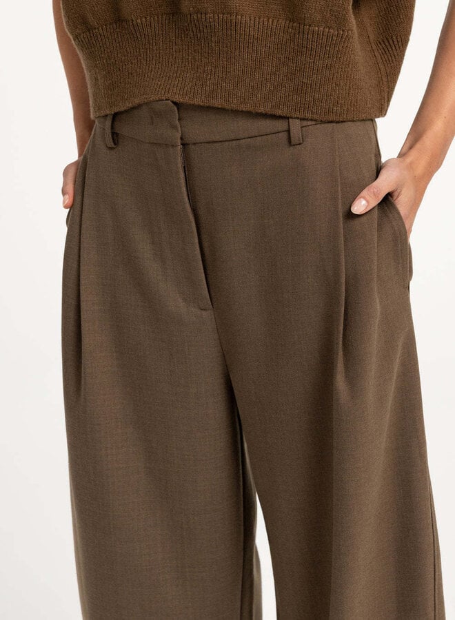Pantalon Yaya à plis brun teak