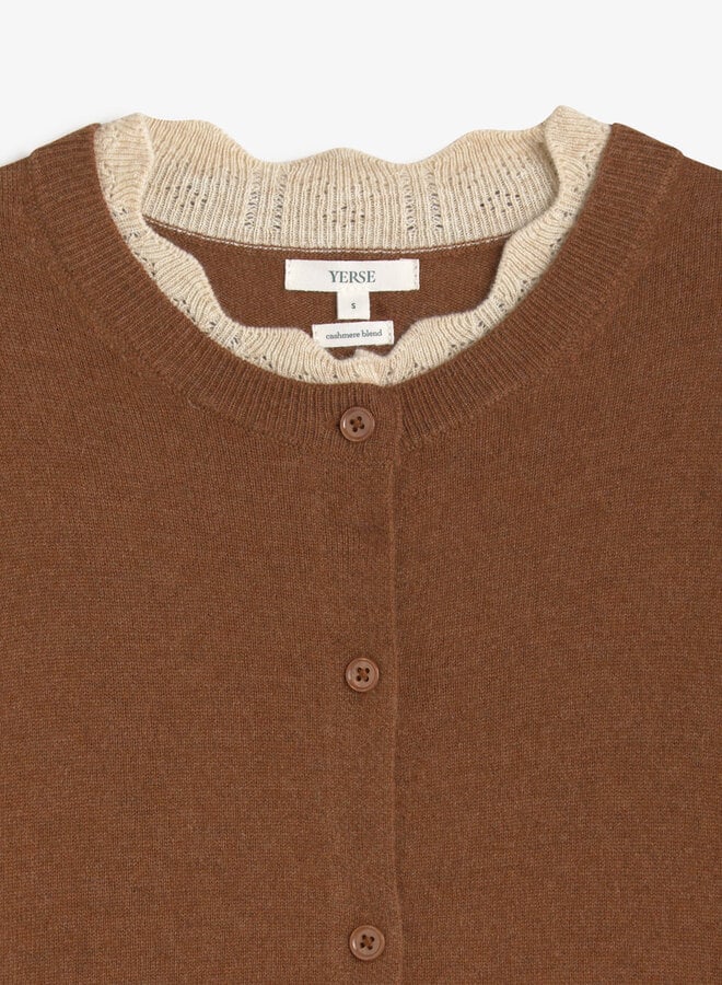 Cardigan Yerse Noracontrast brun noisette avec bordure festonnée écrue