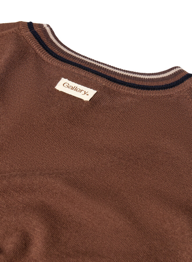 Tricot Mos Mosh Gallery Adam brun cacao avec bordures au cou bleu marine