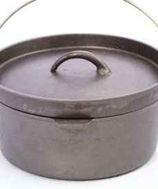 Cast Iron 4.5 Quart Camp Oven with Lipped Lid