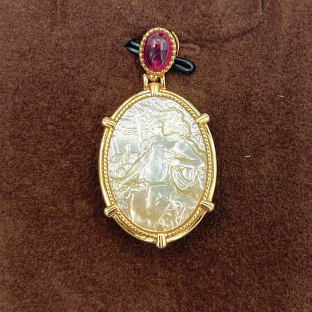 Aphrodite Pendant in Mother of Pearl
