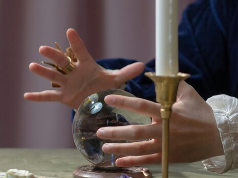 How to Use a Crystal Ball: A Beginner’s Guide to Psychic Scrying