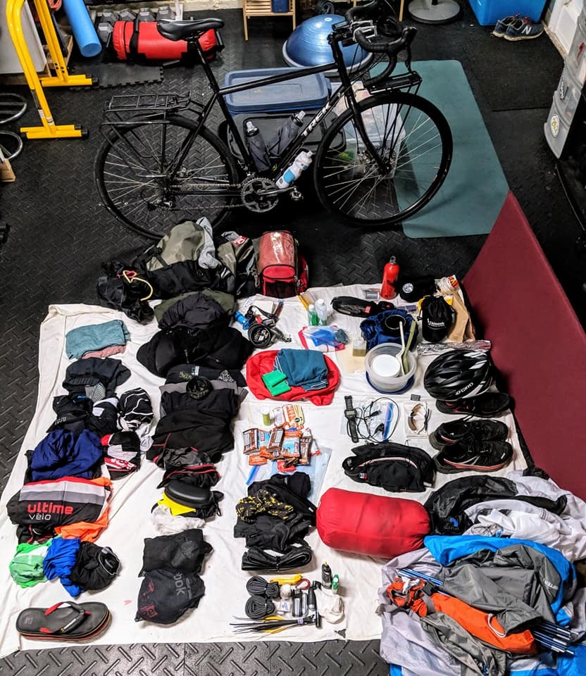 Le matériel que Pierre-Martin apporte lors d'un voyage à vélo.