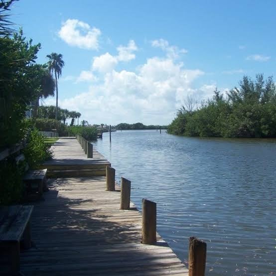 Ramp Road Park for paddle boarding in calm waters