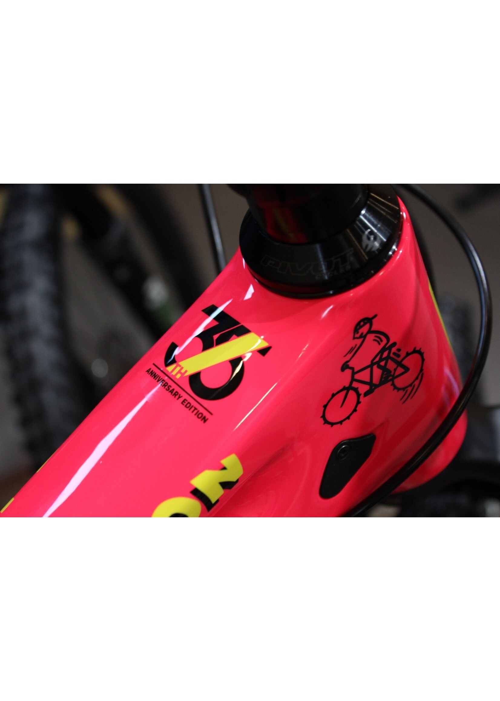 Pivot Cycles Pivot Switchblade Pro X0 Carbon Wheel Talon Neon Pink Large