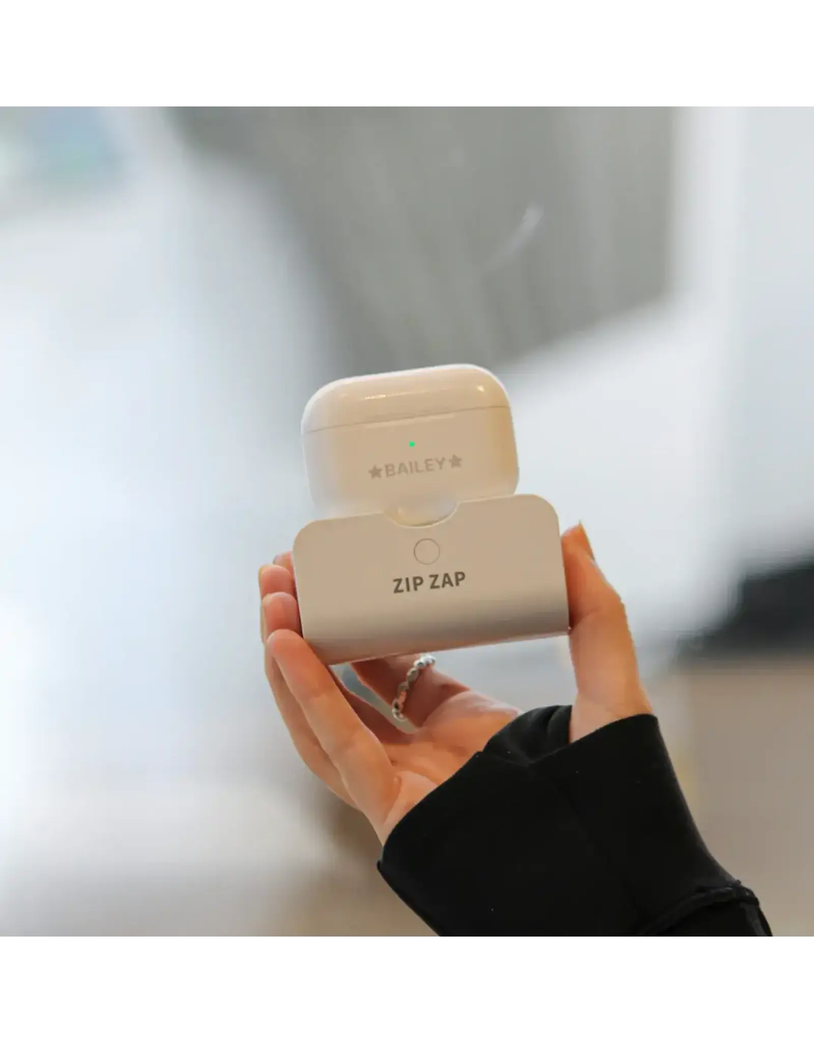 Zip Zap Zip Zap Plus Gen 3 - 5,500mAh for iOS devices with a USB-C connector