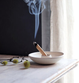 GRAVESCO POTTERY Palo Santo Burning Ritual Dish in Cream