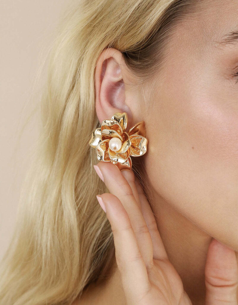 Golden Petals and Pearl Stud Earrings Pearl w/18K Gold Plating