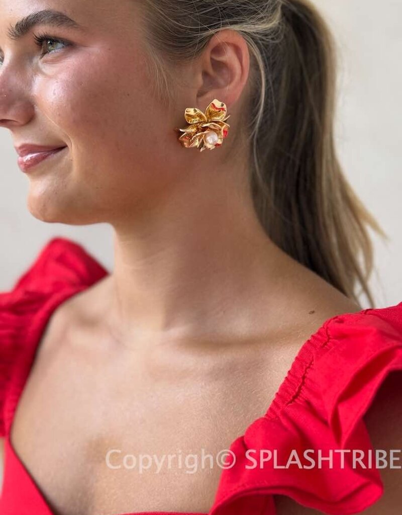 Golden Petals and Pearl Stud Earrings Pearl w/18K Gold Plating