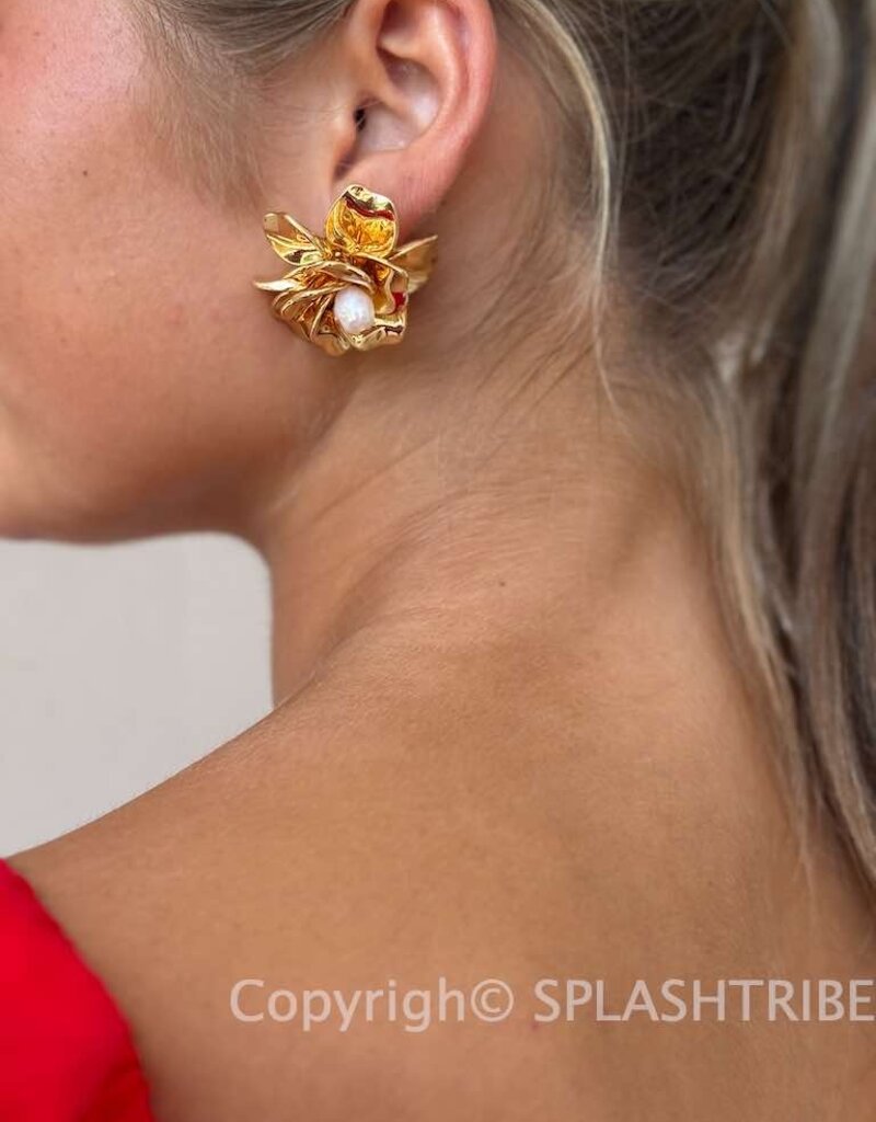 Golden Petals and Pearl Stud Earrings Pearl w/18K Gold Plating