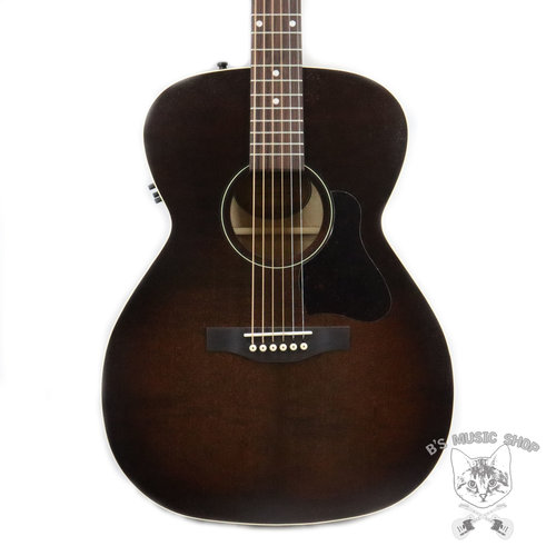 Art & Lutherie Art & Lutherie Legacy Bourbon Burst Q1T Concert Hall Art & Lutherie Art & Lutherie Legacy Bourbon Burst Q1T Concert Hall
