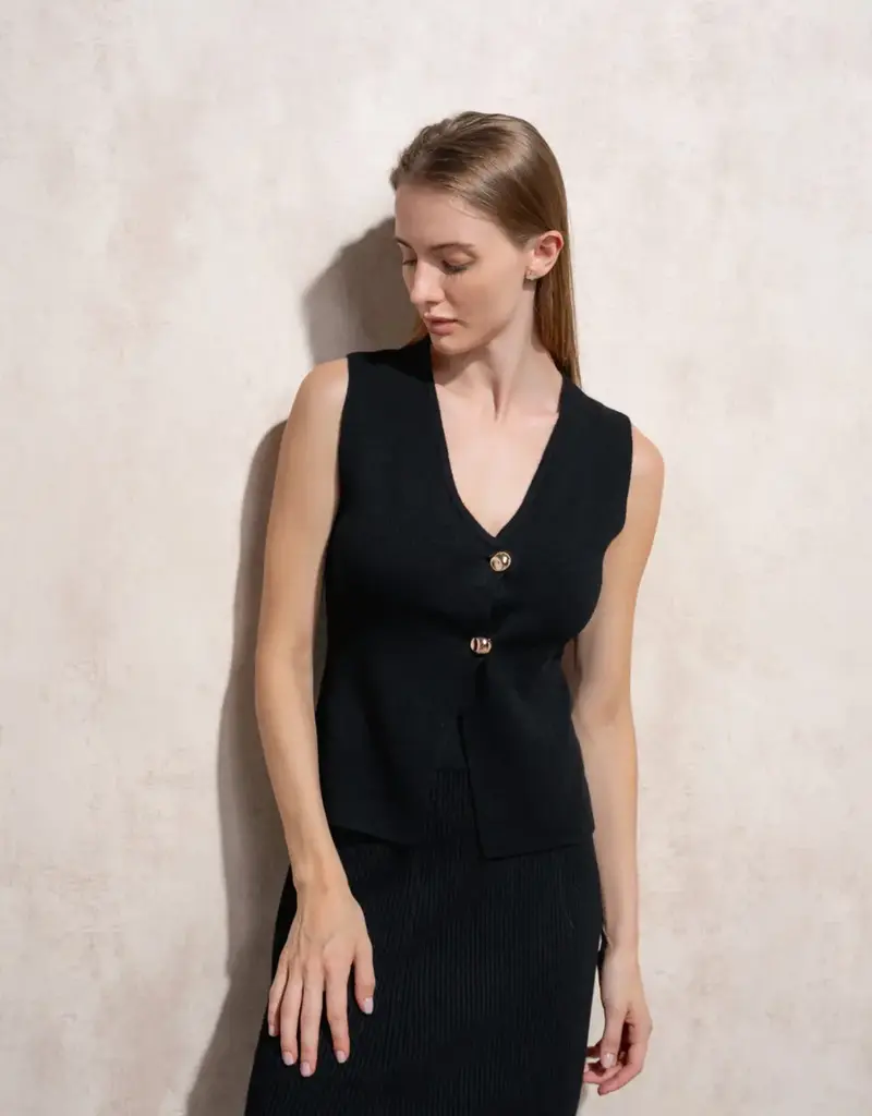 Knit vest w/gld button