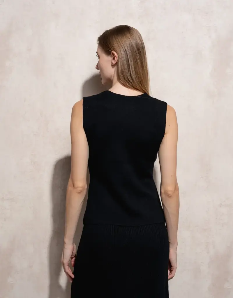 Knit vest w/gld button