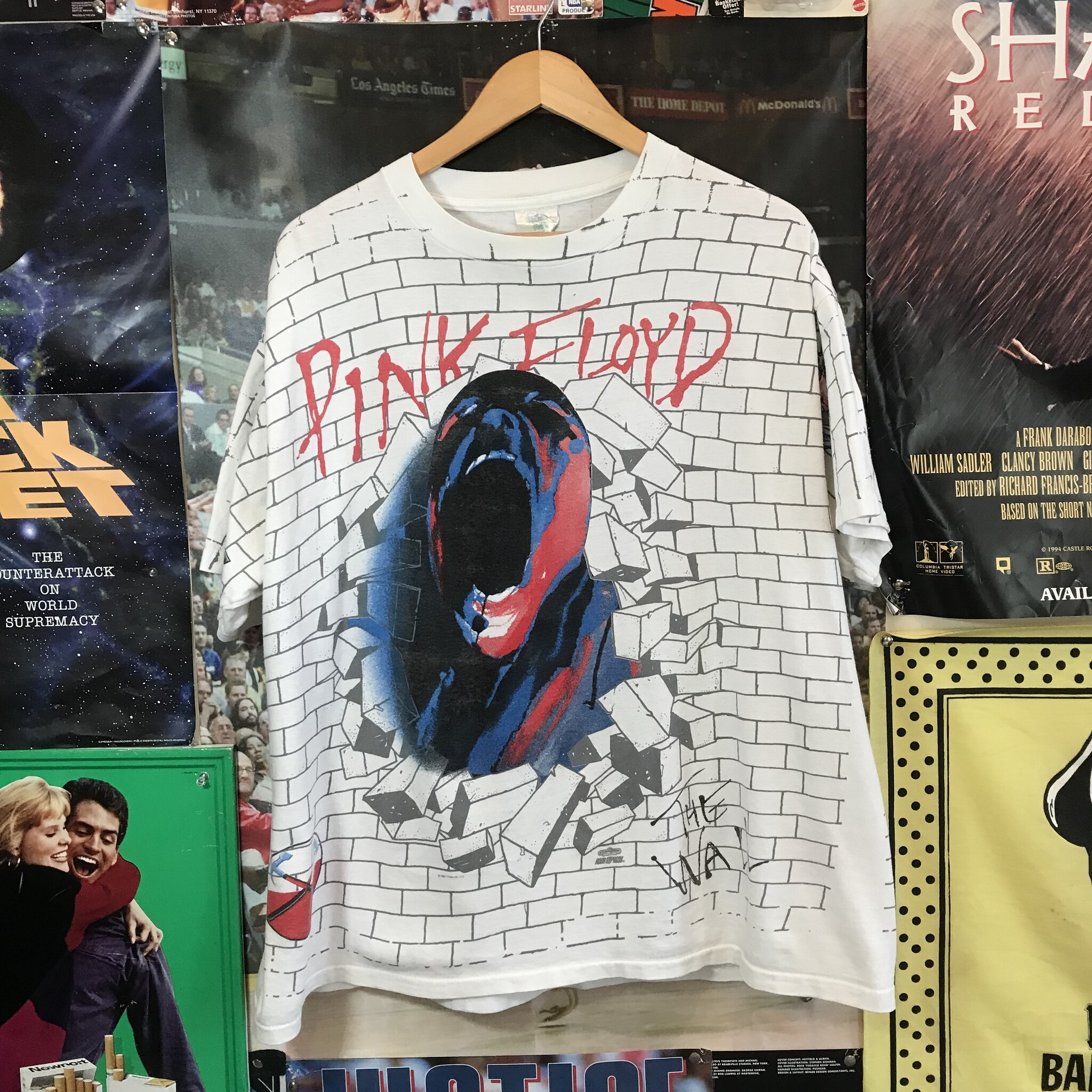 11365 90s pink floyd the wall aop sz. XL - Selective