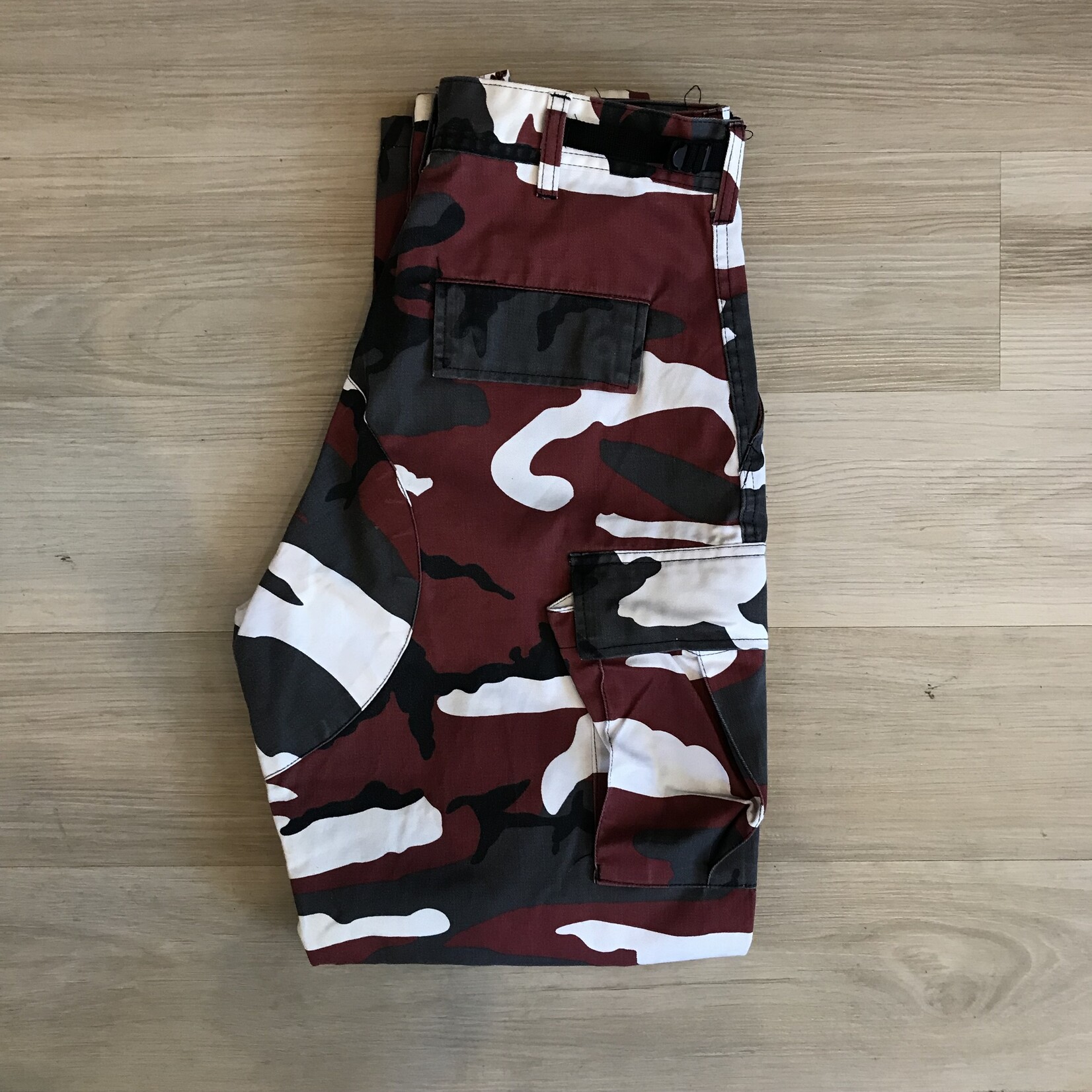 13259	military red snow camo pants sz 27-31 x 29.5-32.5