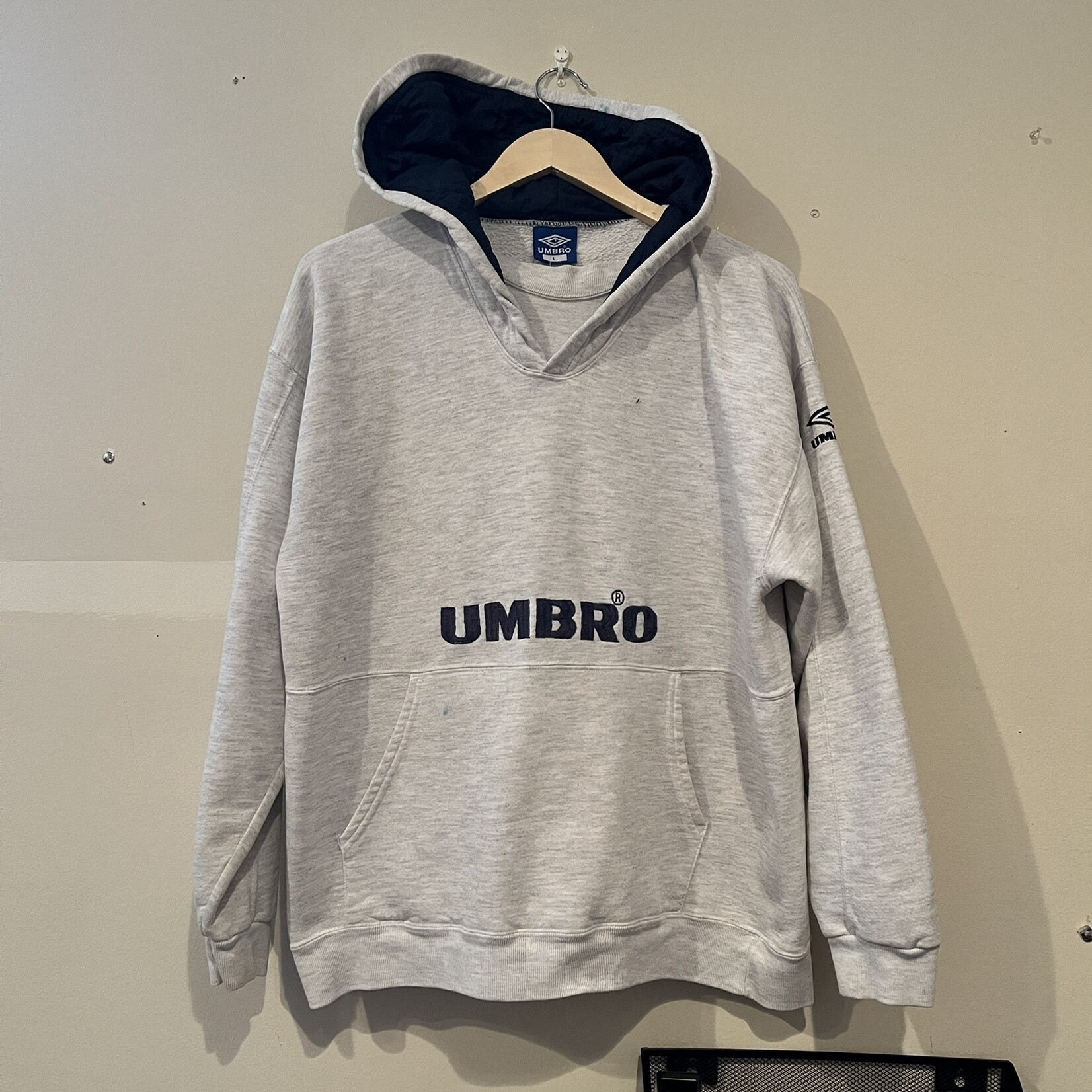 13335 umbro gray hoodie sz. L