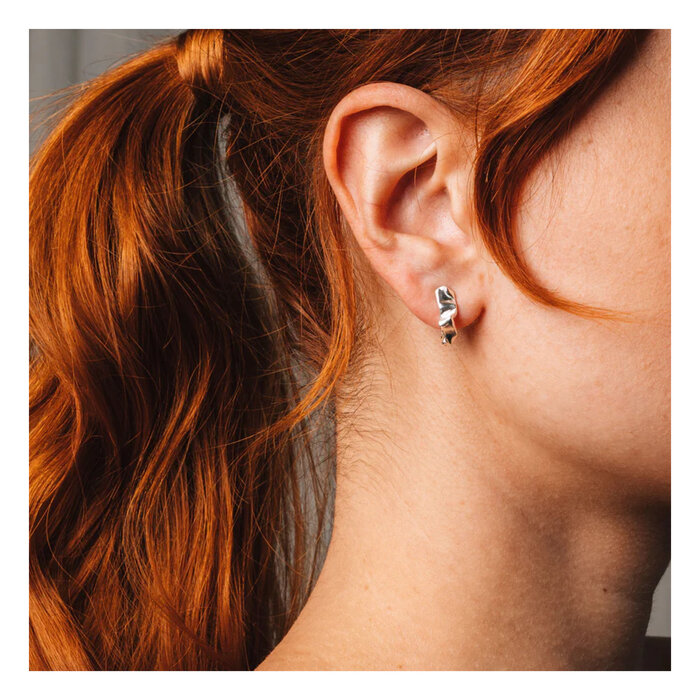 Sarah Bijoux Medium Ribbon Hoop Earrings