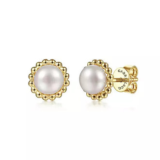 Pearl With Beaded Frame Stud Earrings