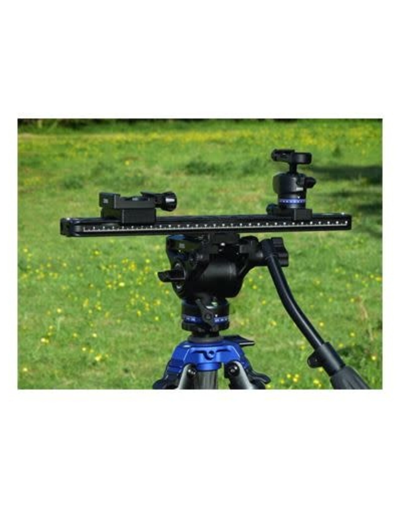 ZEISS - Sport Optics - Scopes and Binoculars ZEISS Pro-Series Lightweight Tripod Kit: 3/8-inch thread-on fluid head with extendable handle.  Extended twist-lock system, 3-section carbon fiber legs (28/25/22 mm dia.) and neoprene pads.