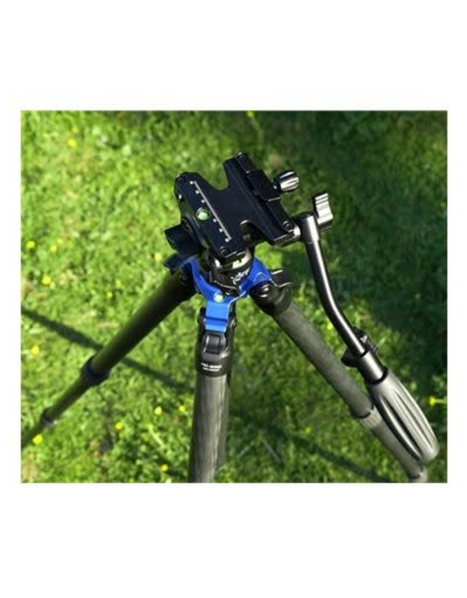 ZEISS - Sport Optics - Scopes and Binoculars ZEISS Pro-Series Lightweight Tripod Kit: 3/8-inch thread-on fluid head with extendable handle.  Extended twist-lock system, 3-section carbon fiber legs (28/25/22 mm dia.) and neoprene pads.