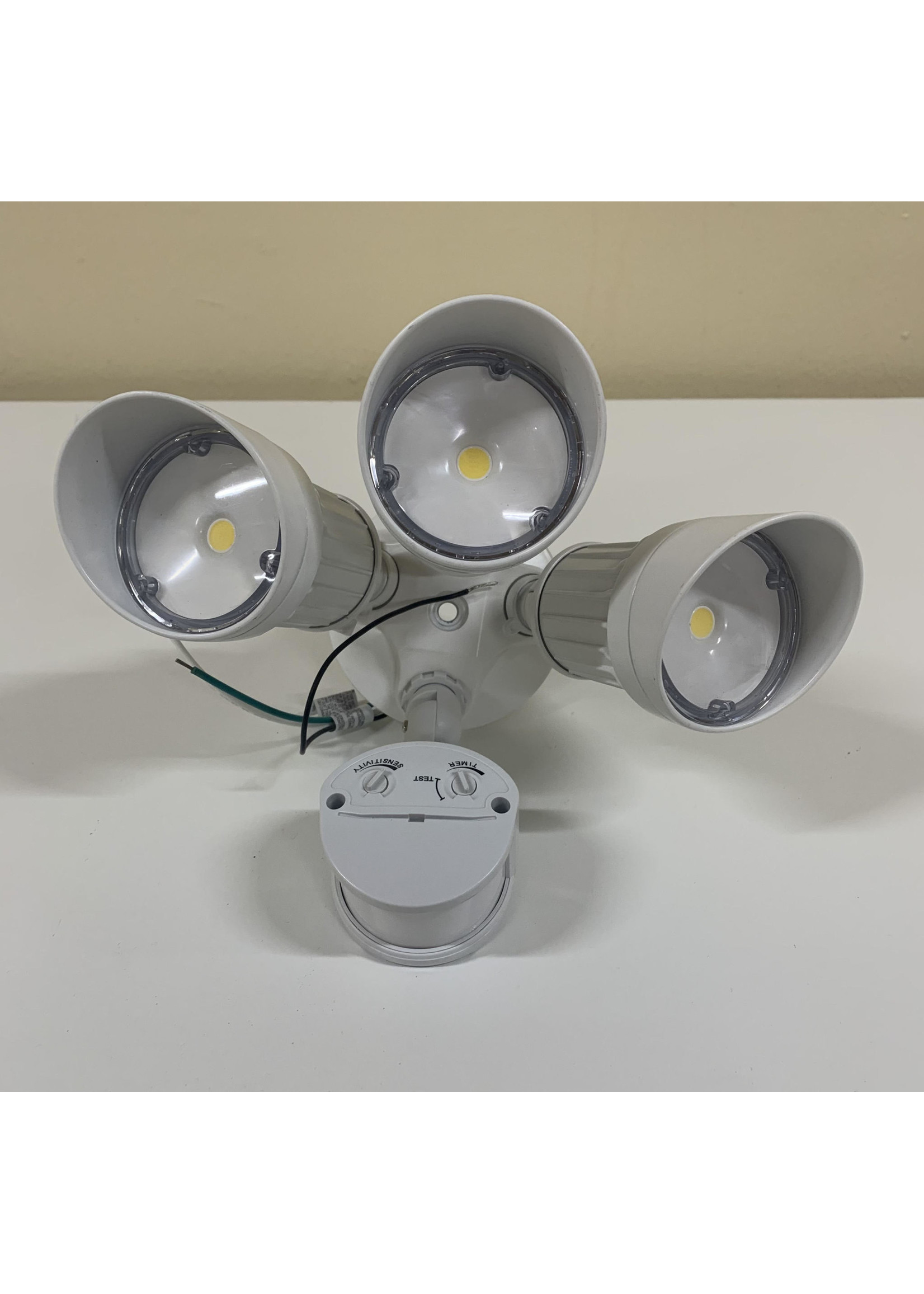 LUMBRA LED SECURITY LIGHT 3 HEAD MOTION SENSOR 120VAC 30W (LBSECL103)