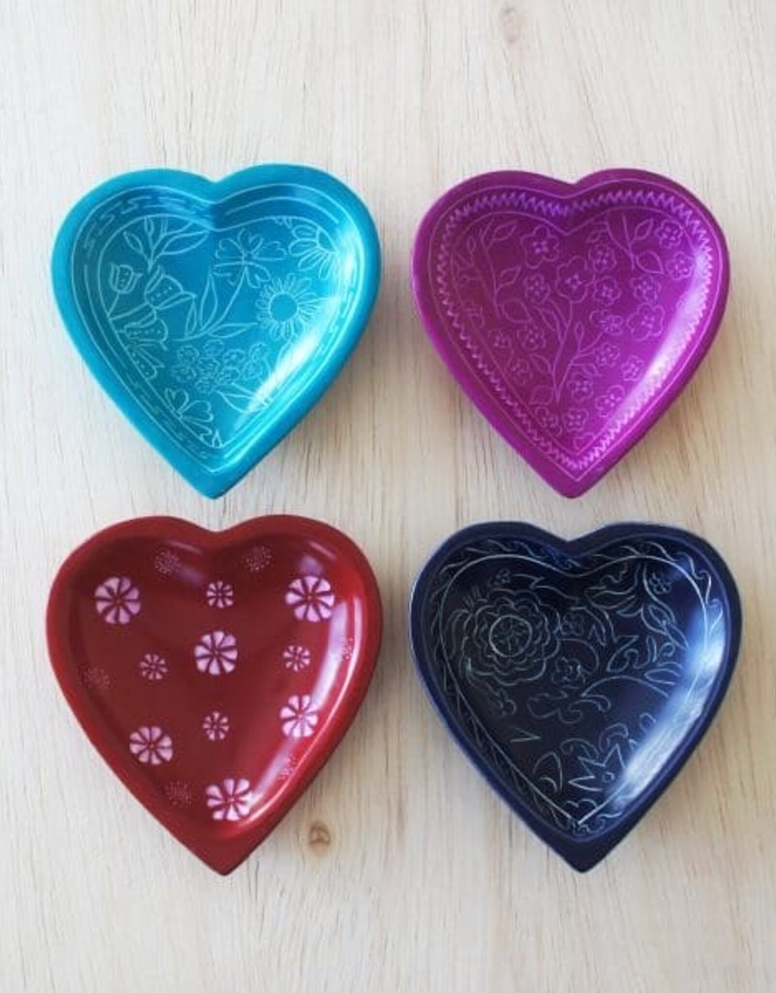 Venture Imports Pattern Heart Dishes