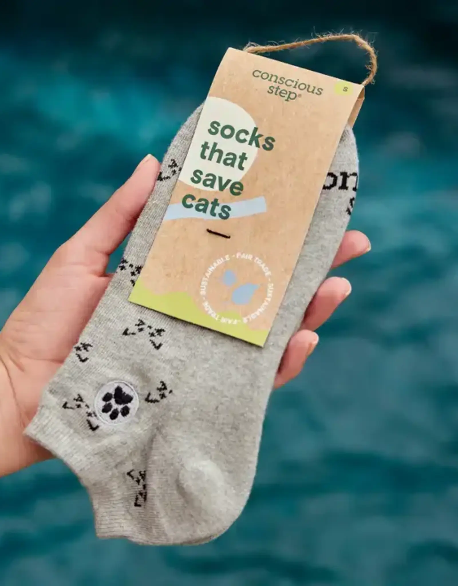 Conscious Step Ankle Socks that Save Cats (Gray Cats)