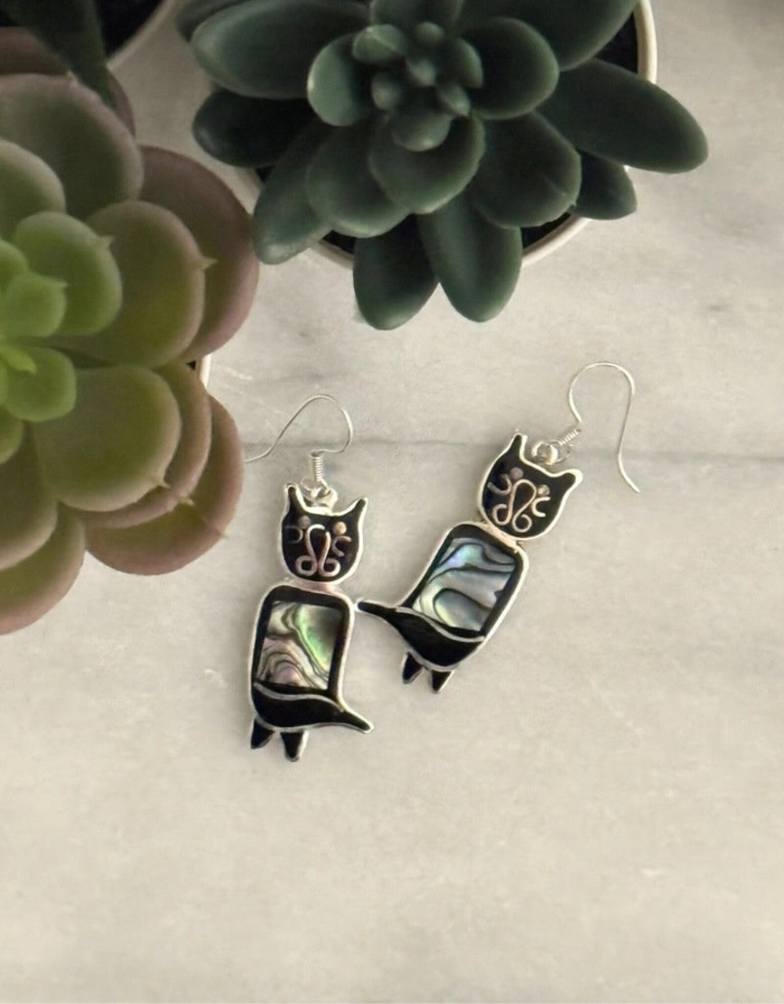 Global Crafts Alpaca Silver Abalone Kitty Cat Earrings