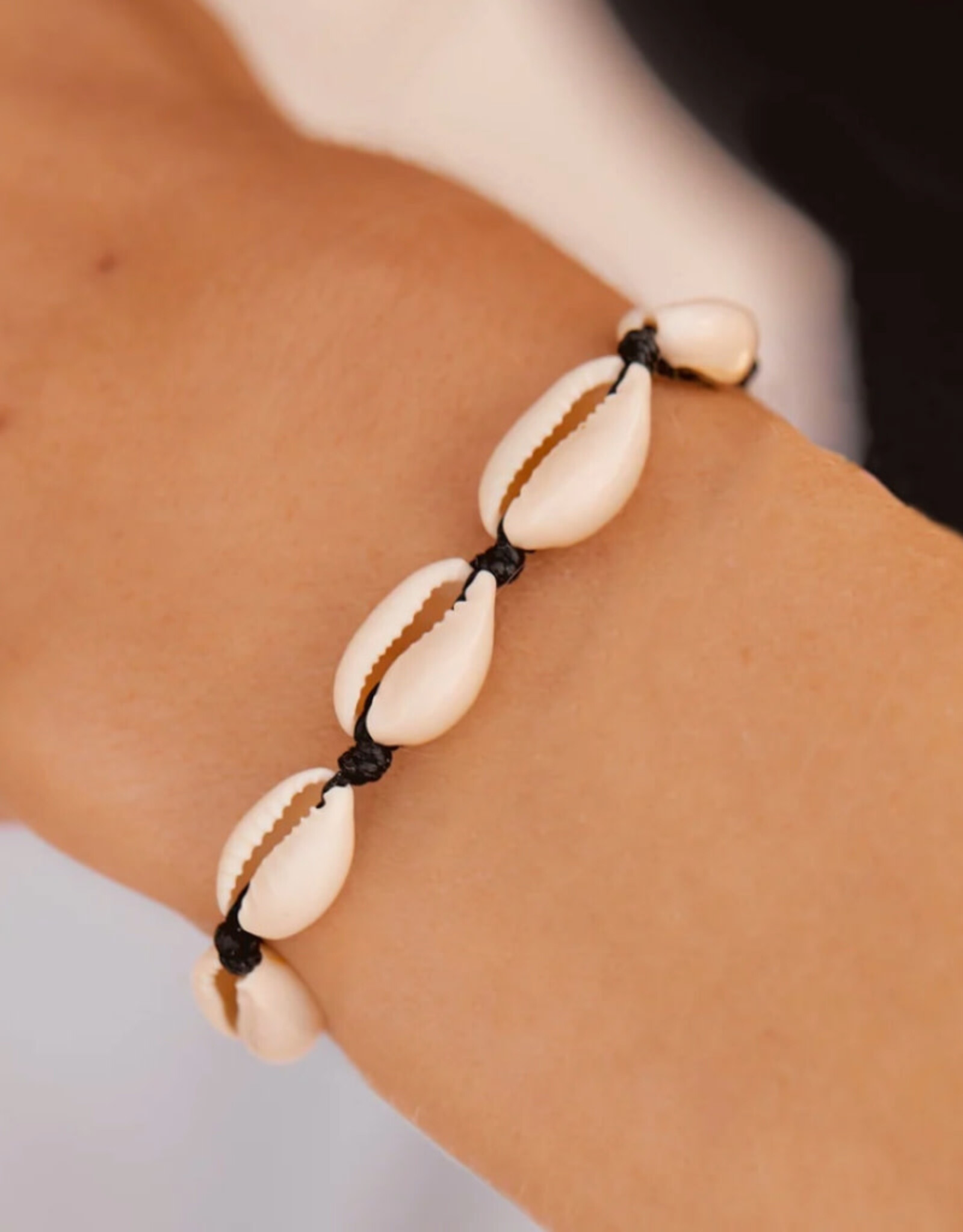 Pura Vida Pura Vida Knotted Cowries Bracelet Black