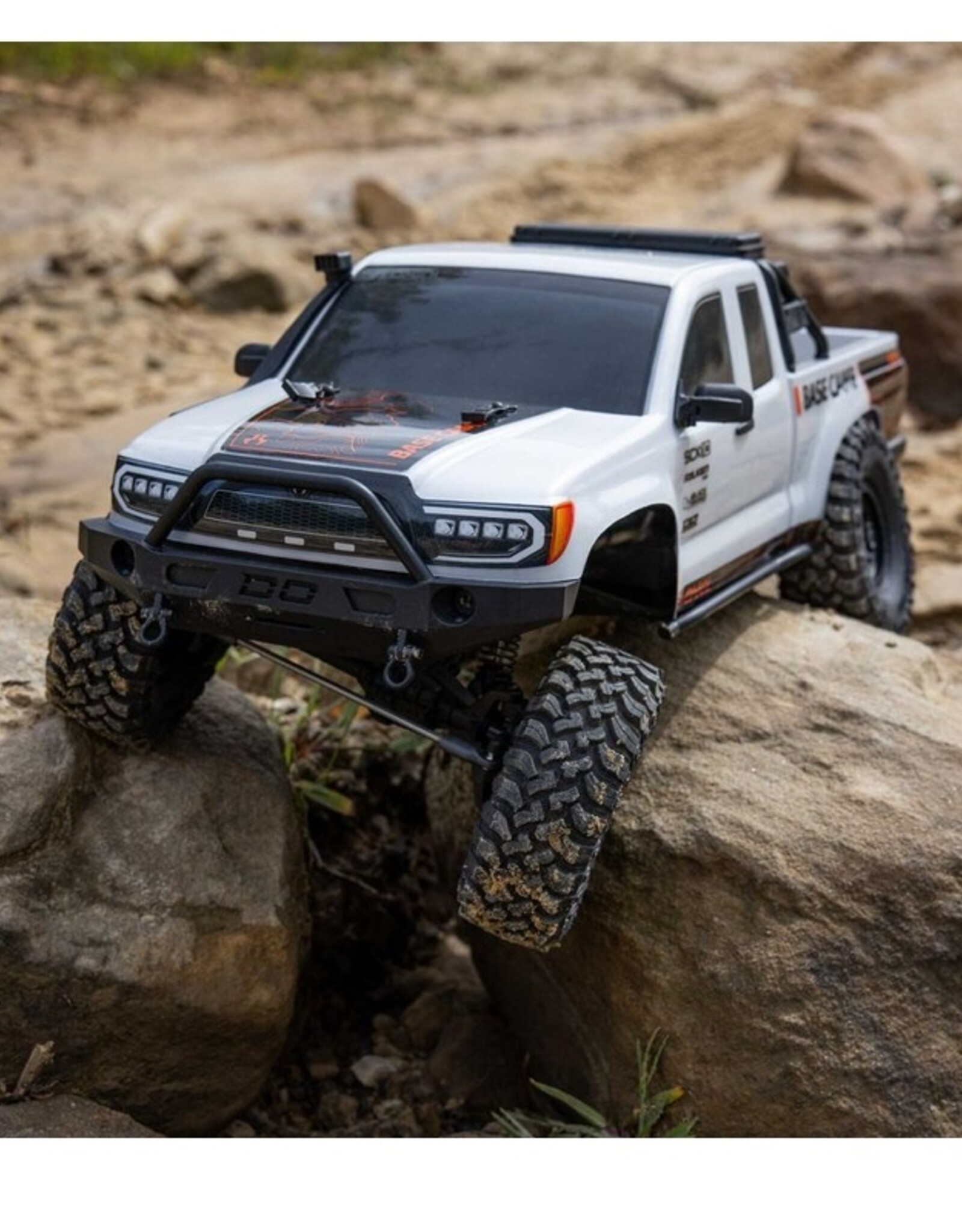Axial AXI-1375T1  1/10 SCX10 III Base Camp 4X4 Rock Crawler Brushed RTR, WHITE