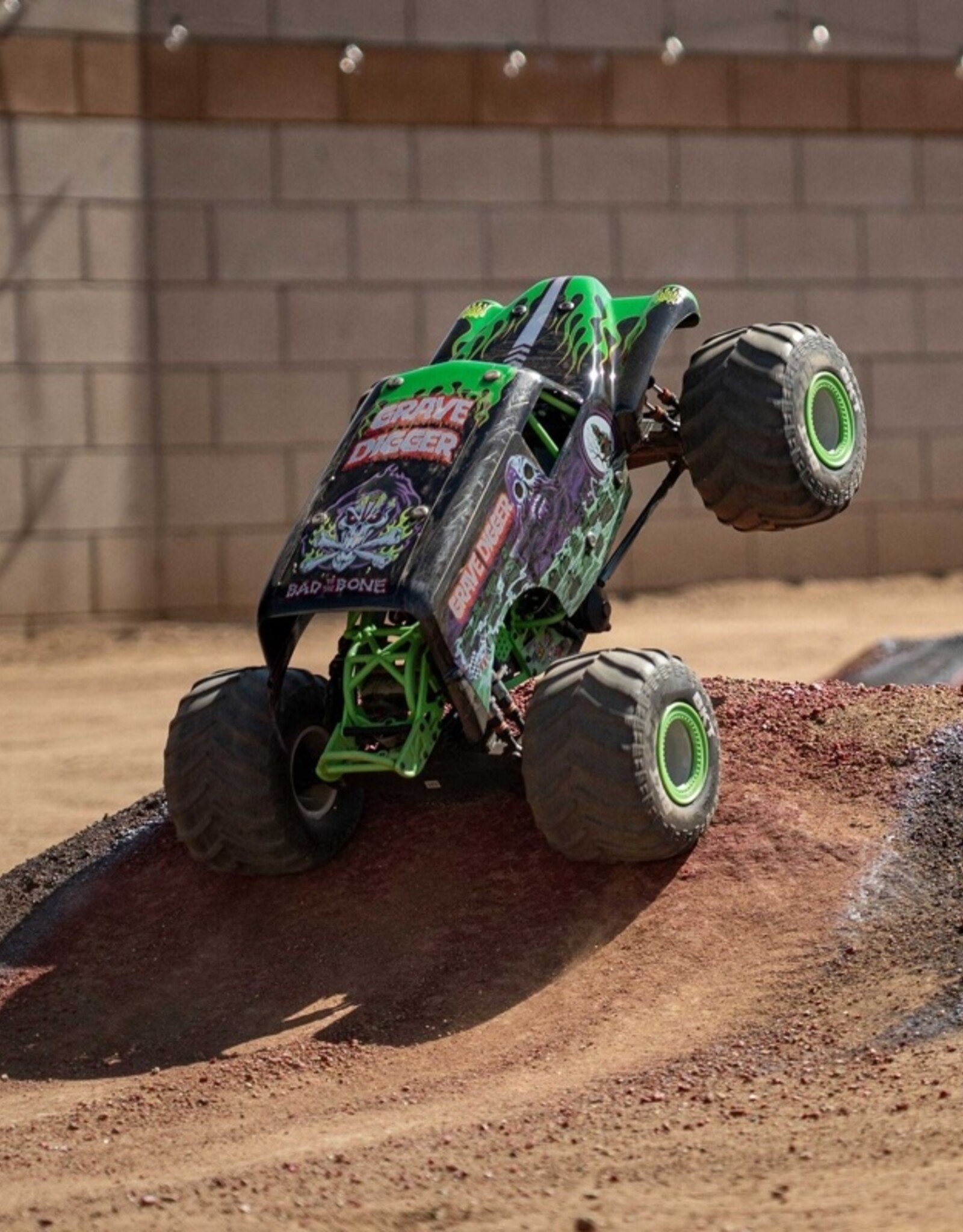Losi LOS04028T1 1/8 LMT 2.0 Grave Digger 4X4 Solid Axle Brushless Monster Truck RTR, Green