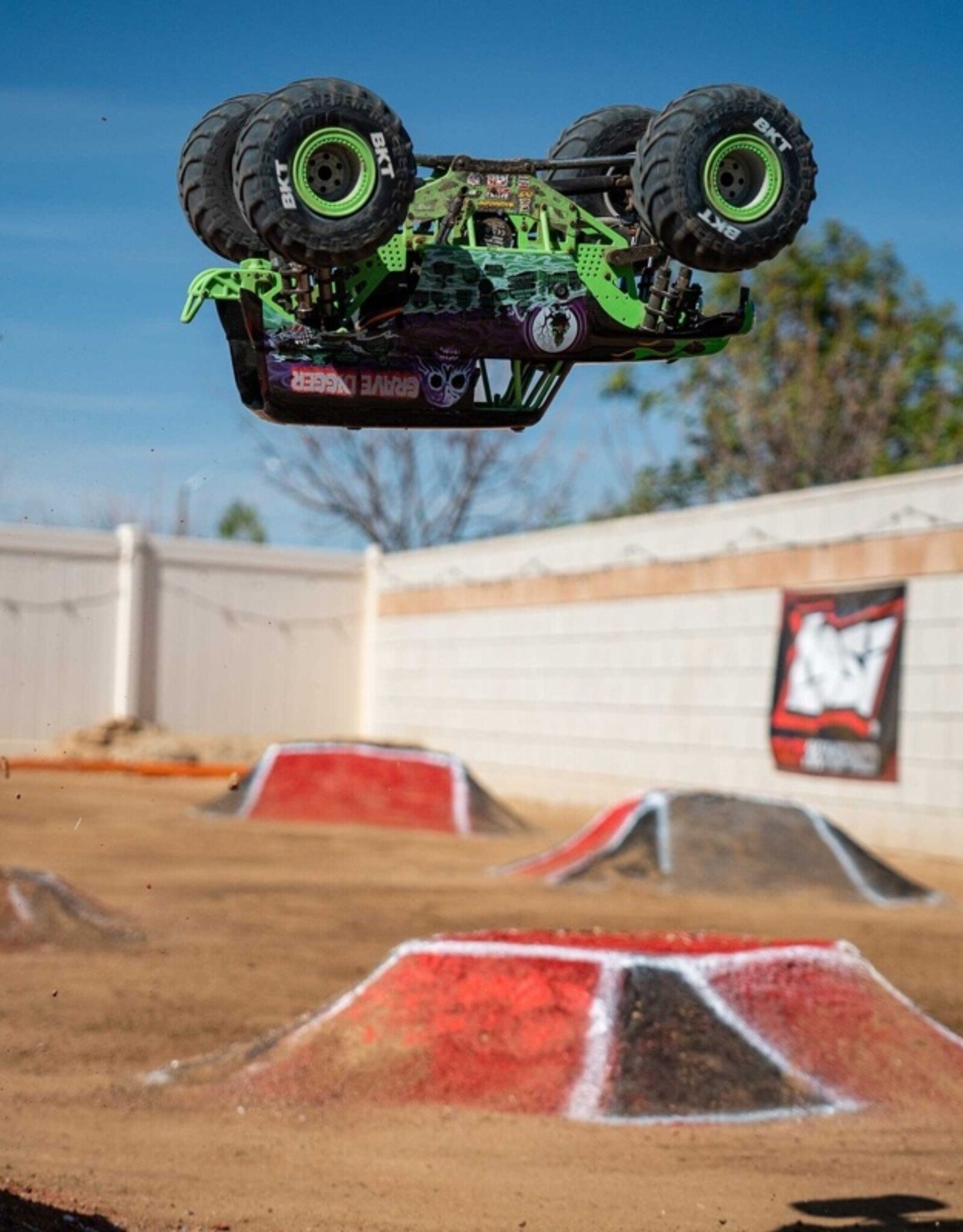 Losi LOS04028T1 1/8 LMT 2.0 Grave Digger 4X4 Solid Axle Brushless Monster Truck RTR, Green