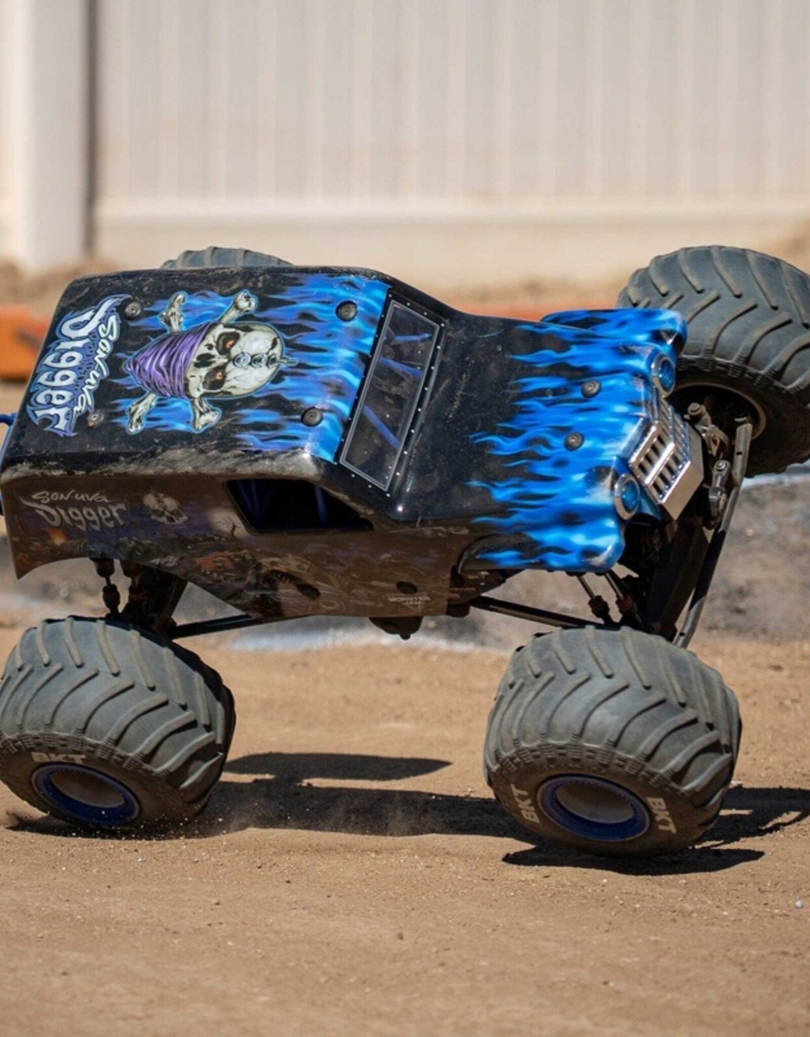Losi LOS04028T2 1/8 LMT 2.0 Grave Digger 4X4 Solid Axle Brushless Monster Truck RTR,Blue