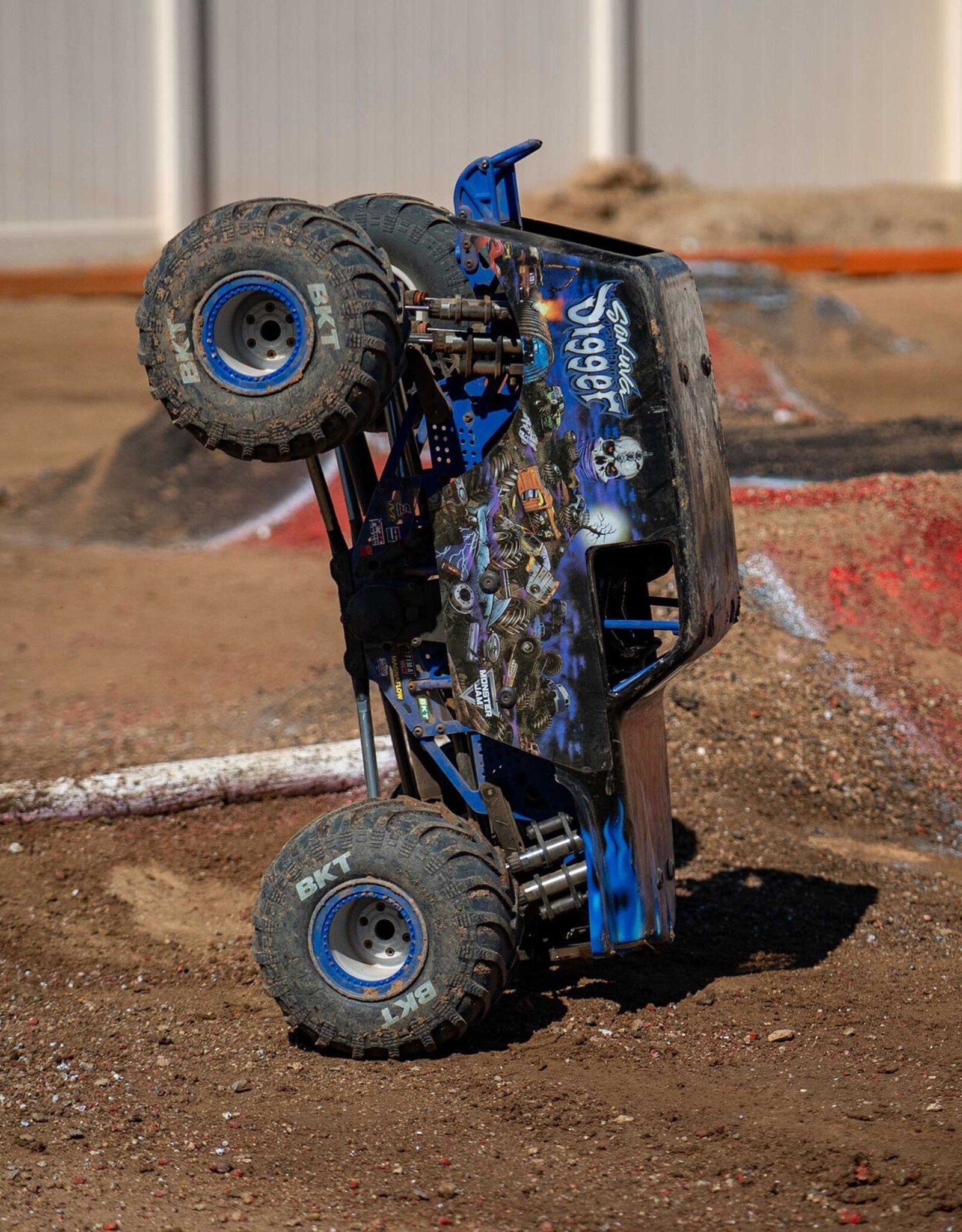 Losi LOS04028T2 1/8 LMT 2.0 Grave Digger 4X4 Solid Axle Brushless Monster Truck RTR,Blue