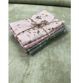 Love me more fat quarter bundle (4)