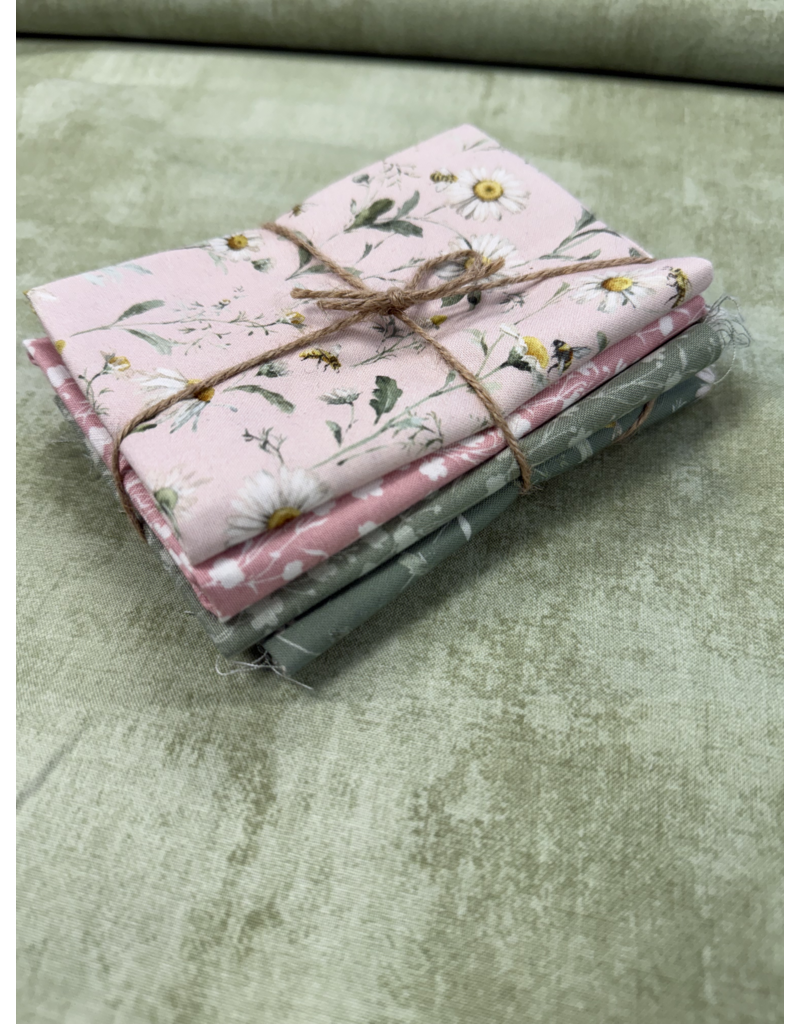 Love me more fat quarter bundle (4)