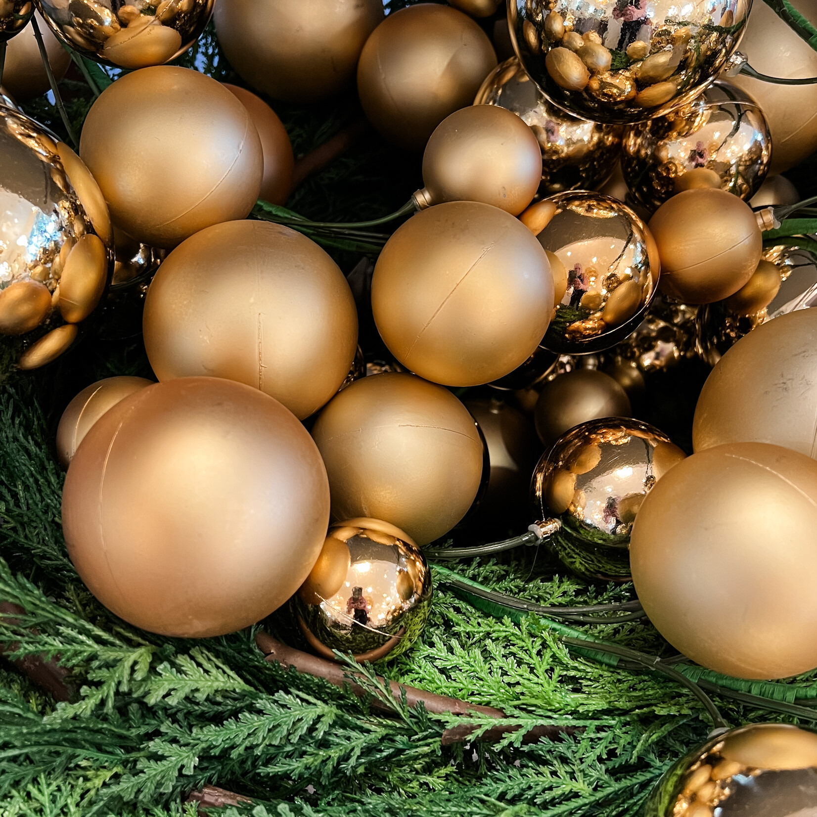 *DC* 4' Gold Ball Garland