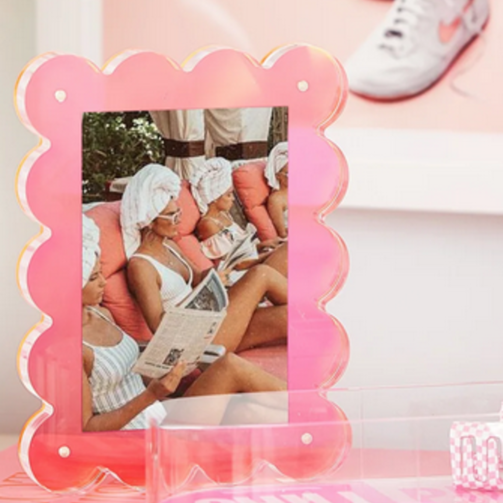 Scalloped Acrylic Frame 4 x 6