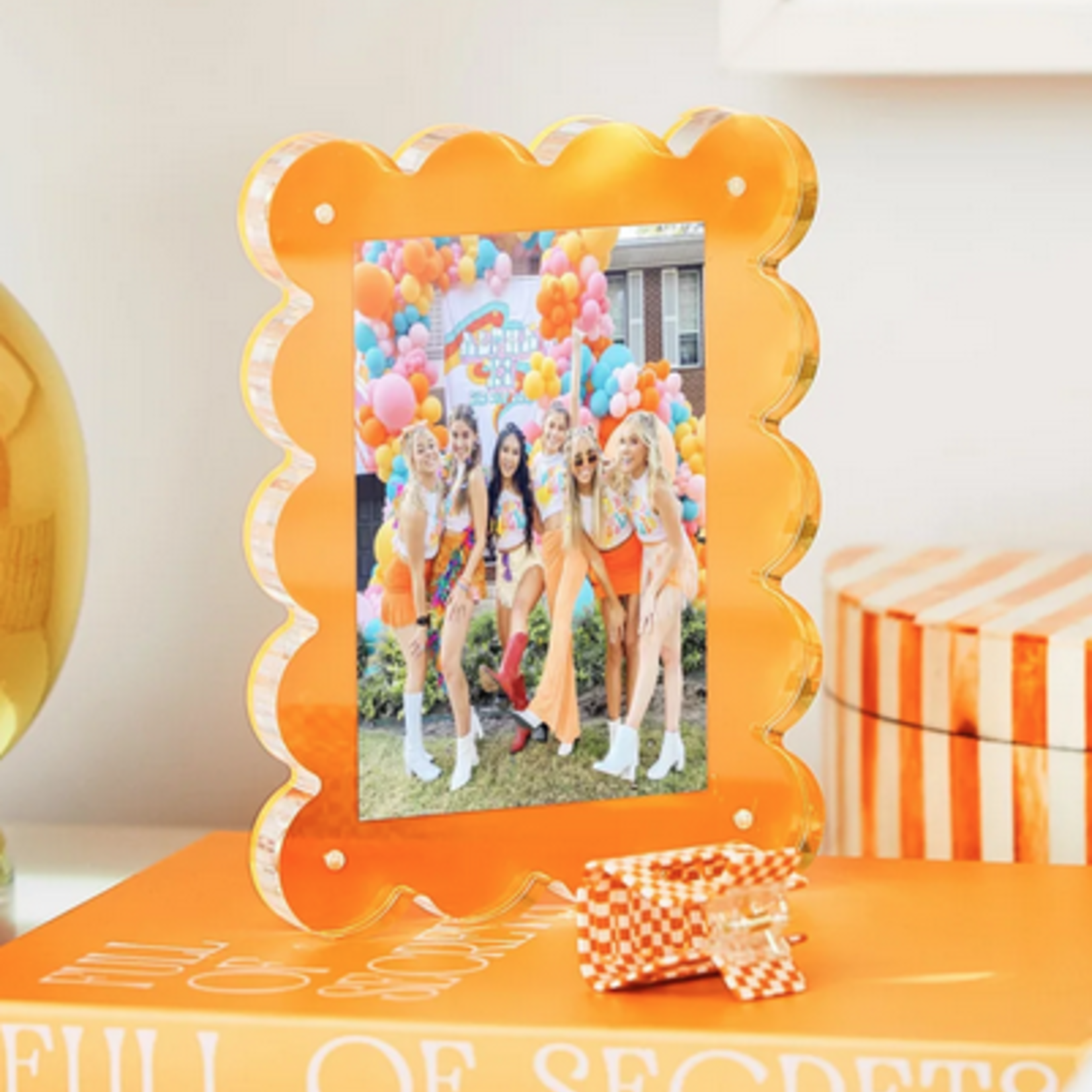 Scalloped Acrylic Frame 4 x 6
