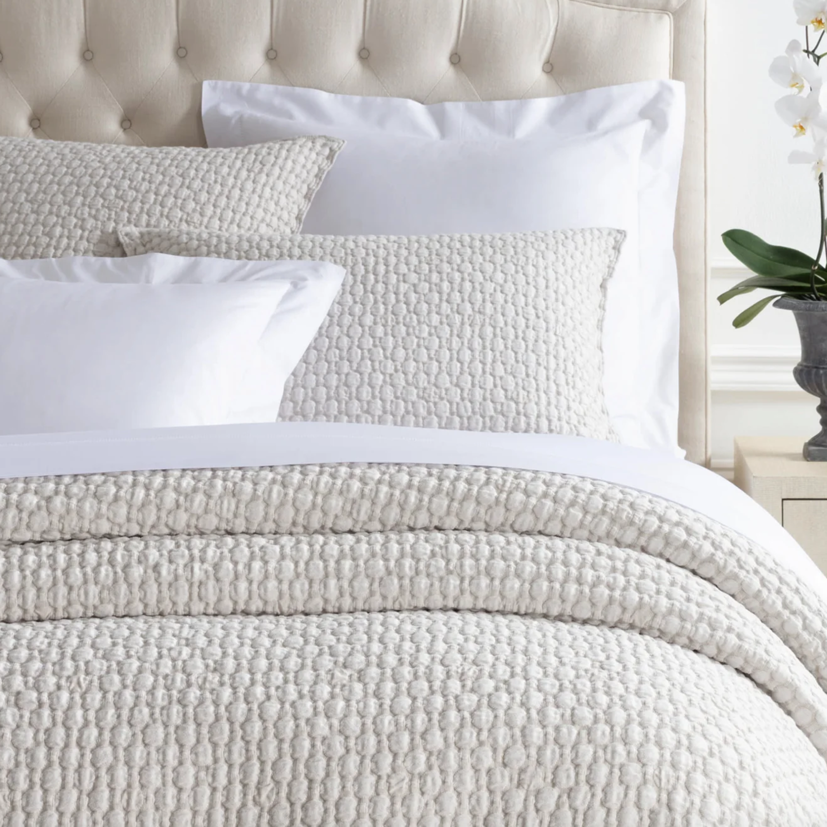 Lodi Matelasee Coverlet