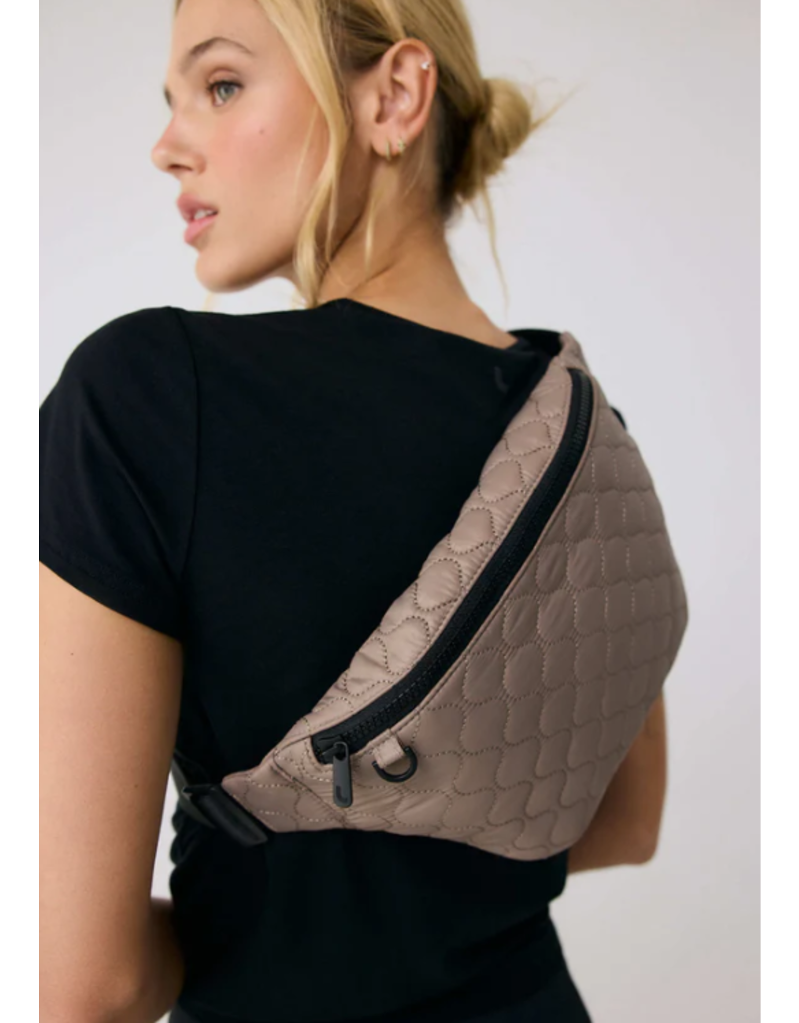 LOLË LAW0933 TAYLOR QUILTED BAG