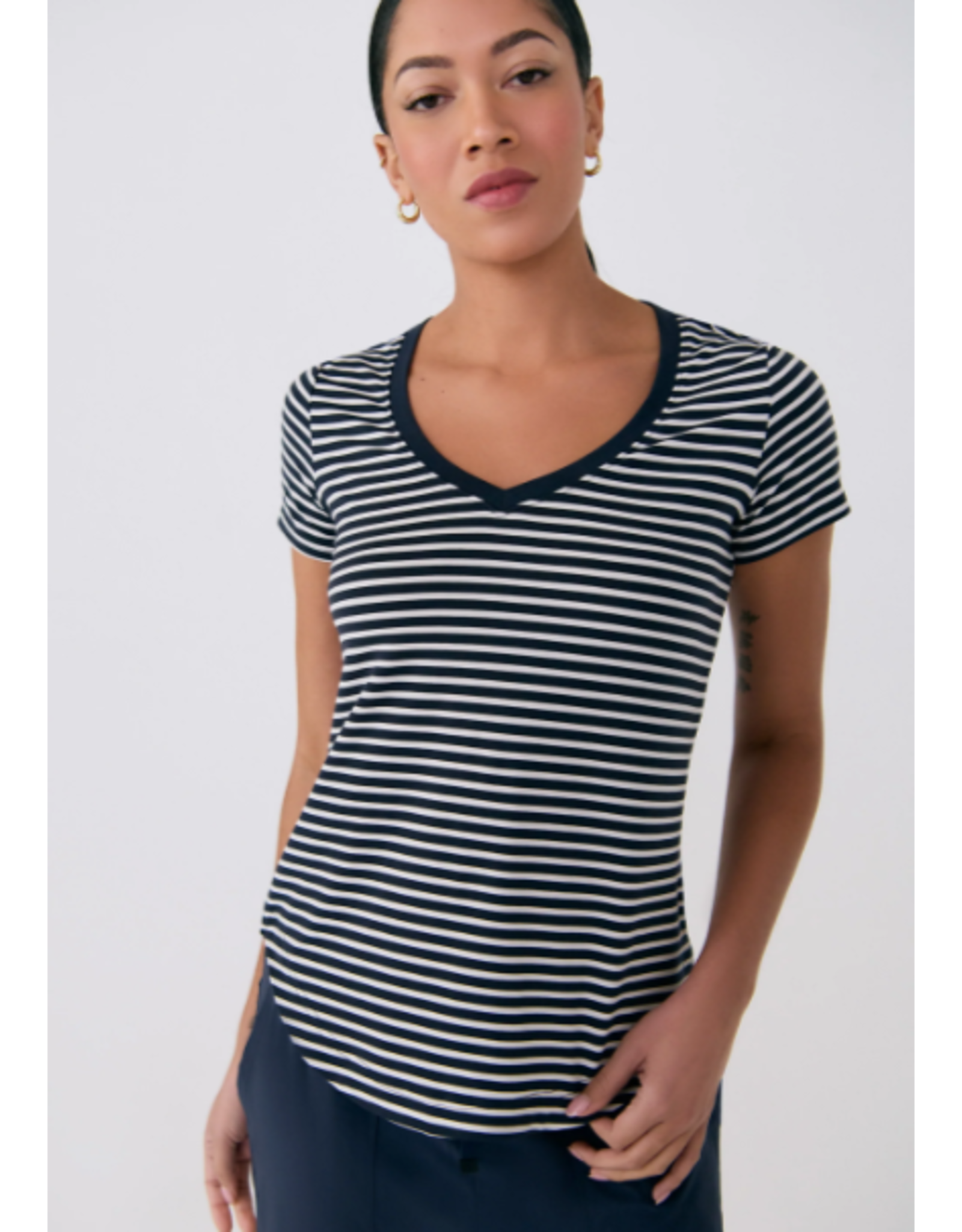 LOLË LSW4613 DYNAMIC V-NECK