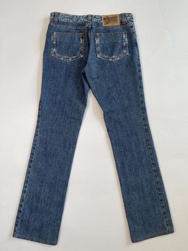 https://cdn.shoplightspeed.com/shops/640198/files/36103769/800x800x3/louis-vuitton-mid-rise-straight-leg-jeans-us-6-fr.jpg