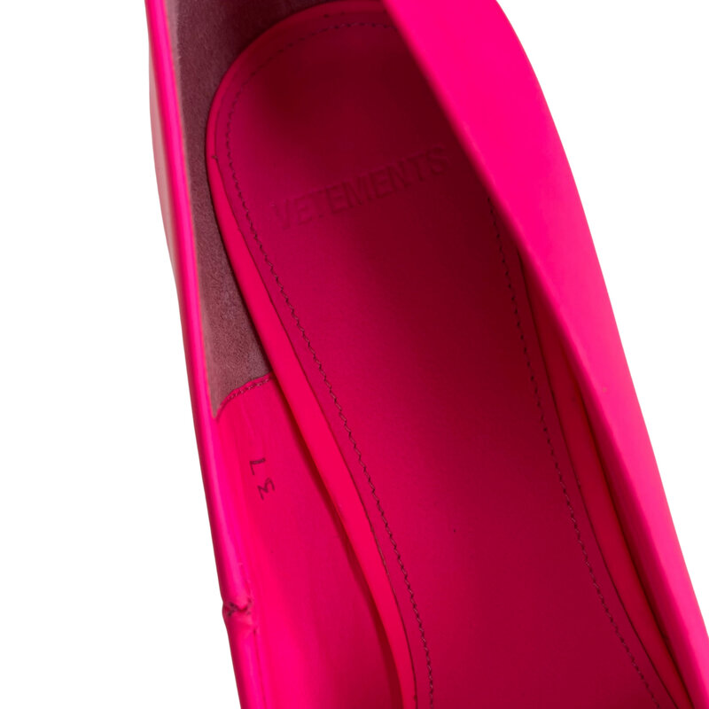 VETEMENTS VETEMENTS RUBBERIZED LEATHER FLOURESCENT DECOLLETE PINK HEELS (37 EU)