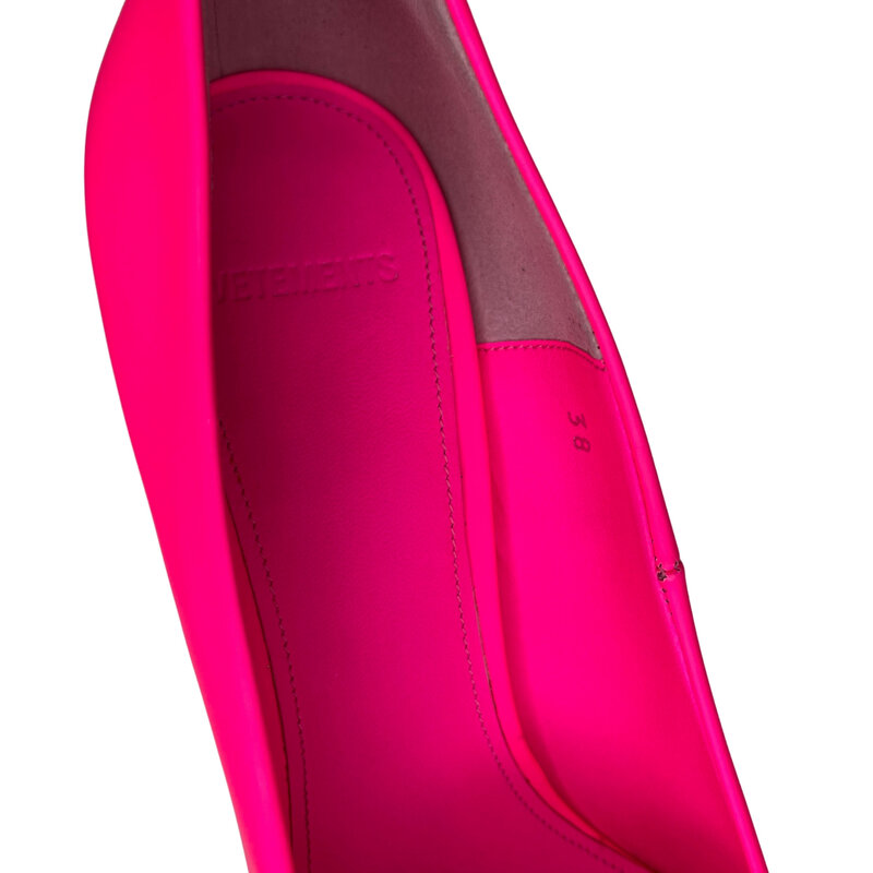 VETEMENTS VETEMENTS RUBBERIZED LEATHER FLOURESCENT DECOLLETE PINK HEELS (38 EU)