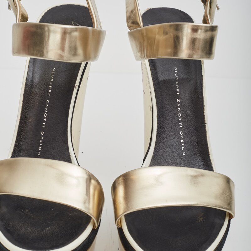 GIUSEPPE ZANOTTI GIUSEPPE ZANOTTI SILVER PATENT LEATHER WEDGES (EU 39 | US 9)